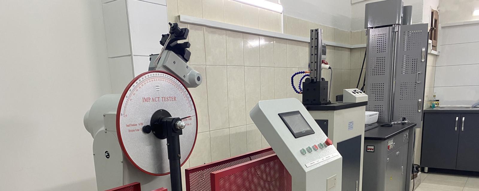 Mekatest laboratuvarında çentik darbe ve çekme test cihazları
